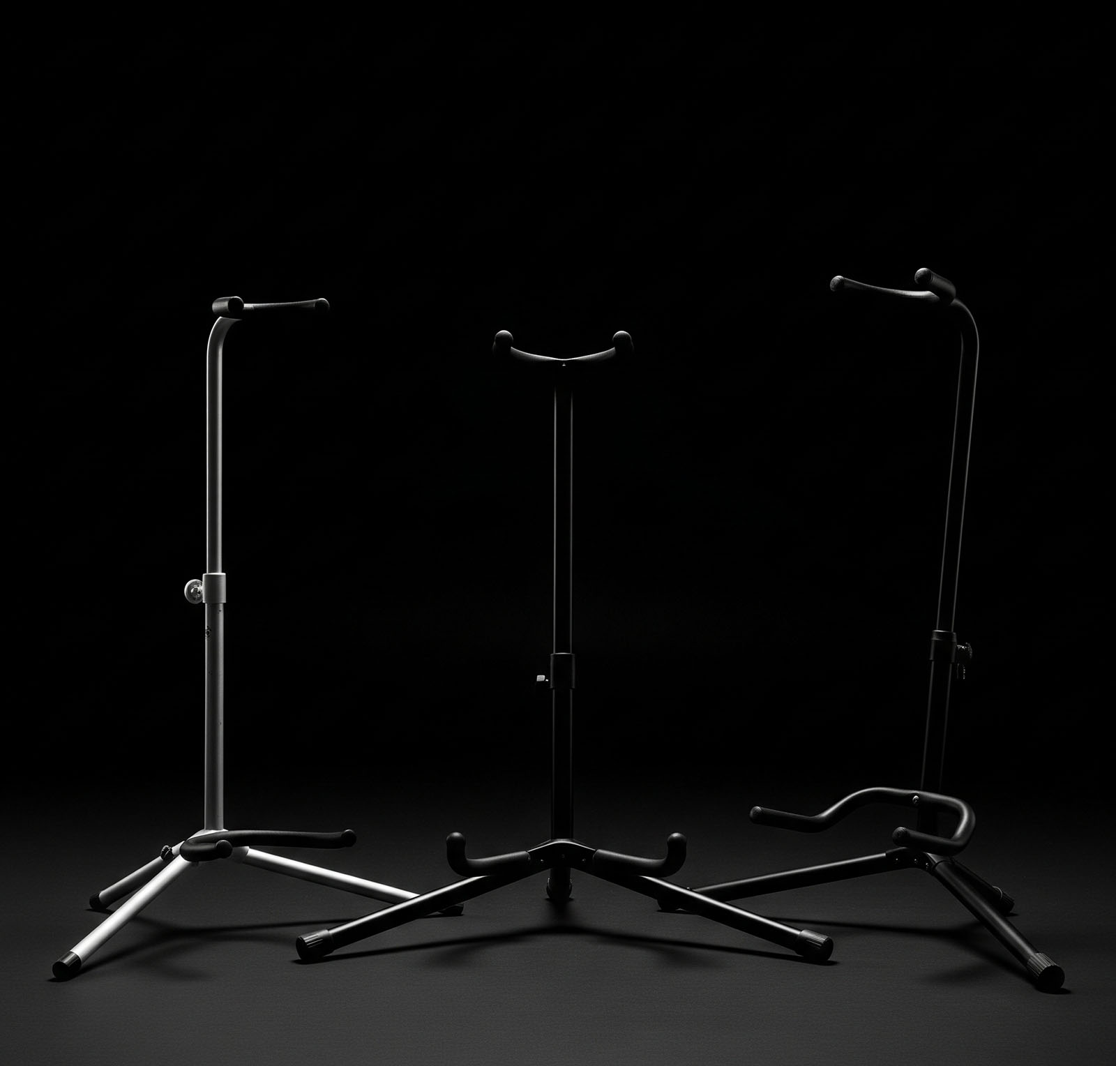 Ein Showroom mit mehreren leeren High-End-Gitarrenständern